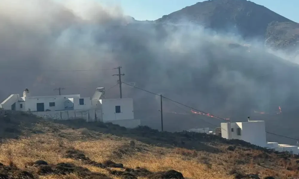 Δε σταματά η φωτιά στη Σέριφο: Νέο μήνυμα από το «112» - Απομάκρυνση από συνολικά οκτώ οικισμούς (Βίντεο)